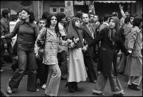 Women in the Iranian Revolution: Voices from the Streets of Tehran