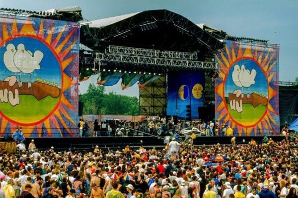 Woodstock 1969: A Festival of Peace, Music, and Mud—Through Contemporary Reports and Photographs