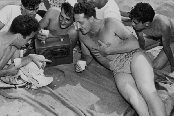 The Rise of Radio News: How Broadcast Journalism Transformed American Life in the 1930s