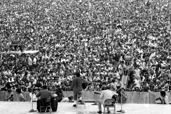 The Woodstock Festival: A Contemporary Chronicle of the 1969 Gathering