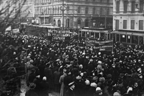 The Russian Revolution of 1917: Eyewitness Accounts from Petrograd to Moscow
